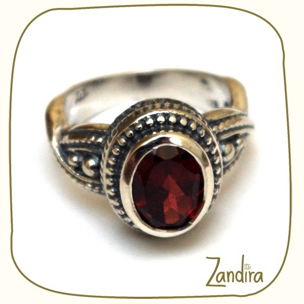 Jolie grenat sur argent sur argent finement ciselé