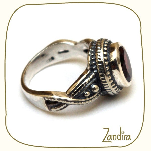 Jolie grenat sur argent sur argent finement ciselé