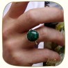 Pierre de malachite montée sur bague en argent